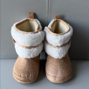 Cozy Faux Suede Baby Boots with White Fleece Cuffs 6-12 months like new